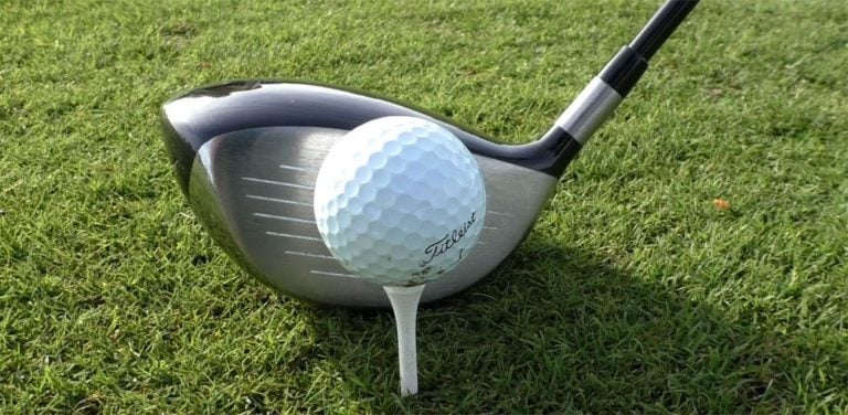ball auf tee 768x376 - Was Du als Einsteiger &uuml;ber Golfschl&auml;ger wissen solltest