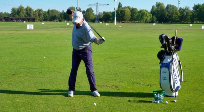 Becken und Hüfte im Golfschwung: Drehen, nicht schieben!