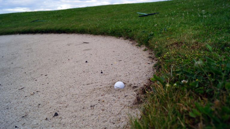 bunker golf 768x430 - Golftipps für Anfänger und Späteinsteiger