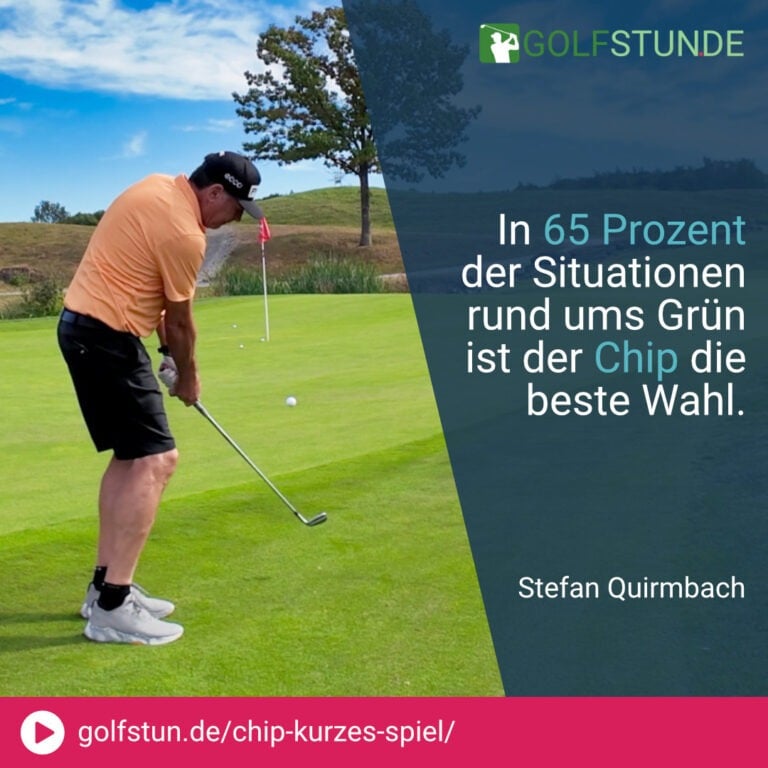 ⛳ Der Chip ist im kurzen Spiel oft die beste Wahl – sicher, präzise und vielseitig.
🏌️‍♂️ Ball fliegt kurz, rollt dann aus – Bewegung kommt aus dem Rumpf, nicht aus den Händen.
📍 Setup: Schmaler Stand, Ball leicht links, linkes Bein zurück, aufrechter Oberkörper.
📍 Typische Fehler: Ball zu weit rechts, Hände zu weit vorne, Kopf zu lange unten.
✅ Mit Probeschwüngen und Rumpfrotation findest DU Gefühl für Länge und Rhythmus.
