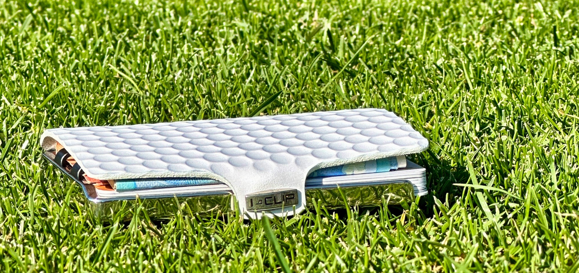 iclip rasen 1 - I-CLIP Slim Wallet im Golfball-Design – Golf-Geschenktipp für Weihnachten
