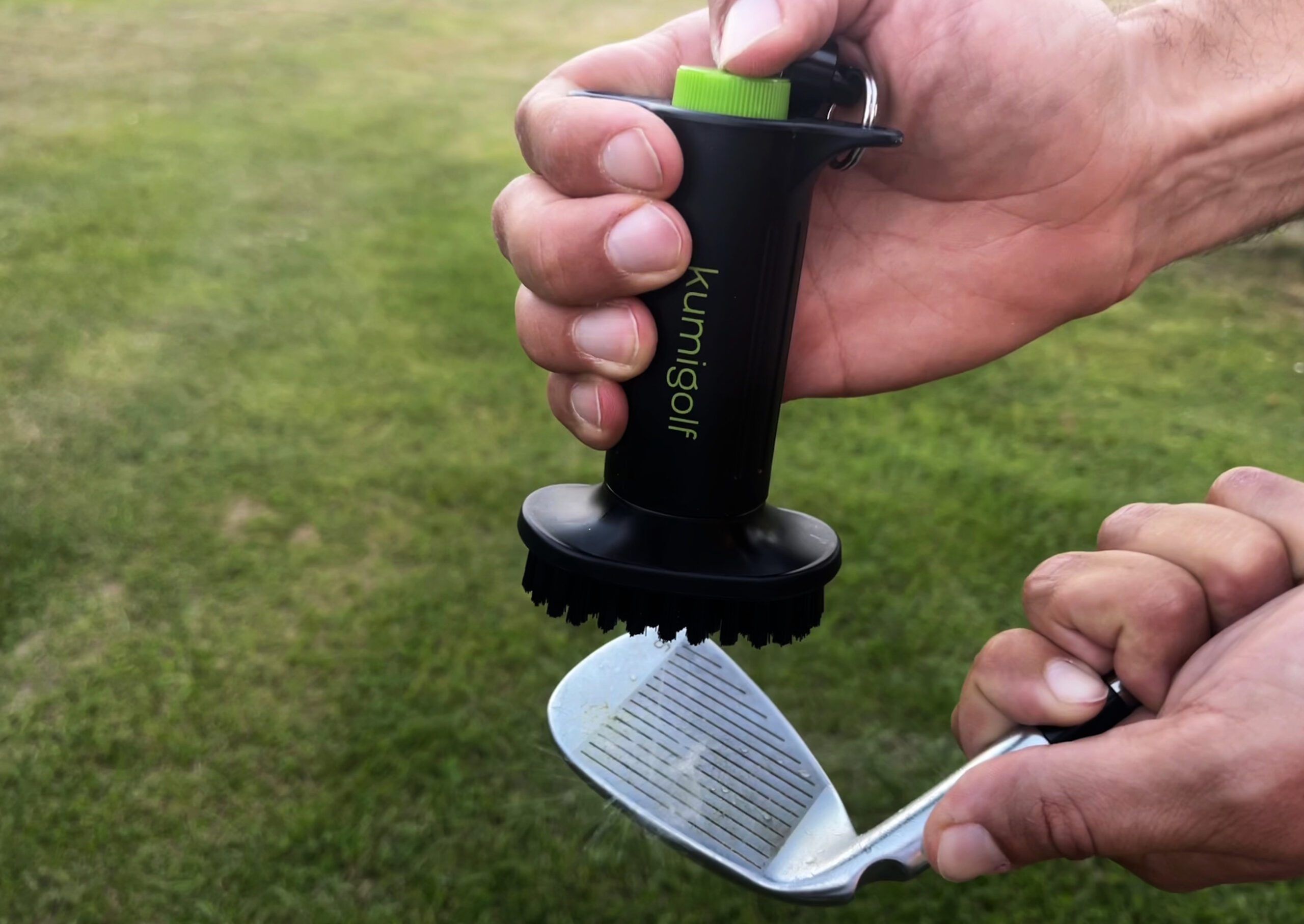 kumigolf reinigung scaled - Saubere Ballkontakte mit der H3 Golf Wasserbürste von Kumigolf