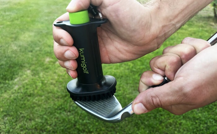 kumigolf reinigung schlaeger 700x433 kumigolf reinigung schlaeger 700x433 - Saubere Ballkontakte mit der H3 Golf Wasserbürste von Kumigolf