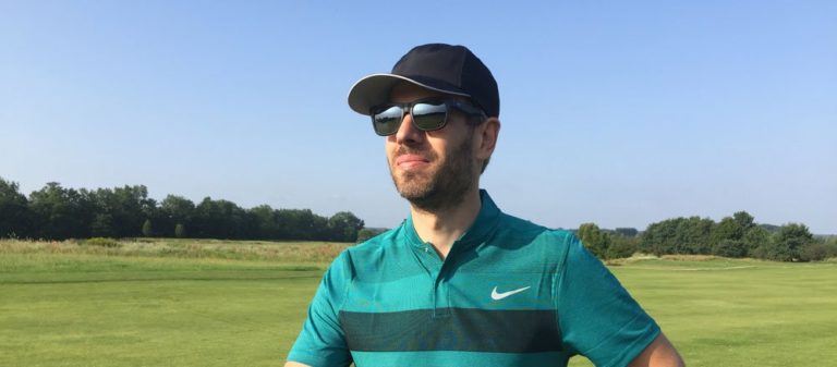 maui jim golfplatz 768x337 - Die coolsten Herren-Sneaker der Golfsaison 2024