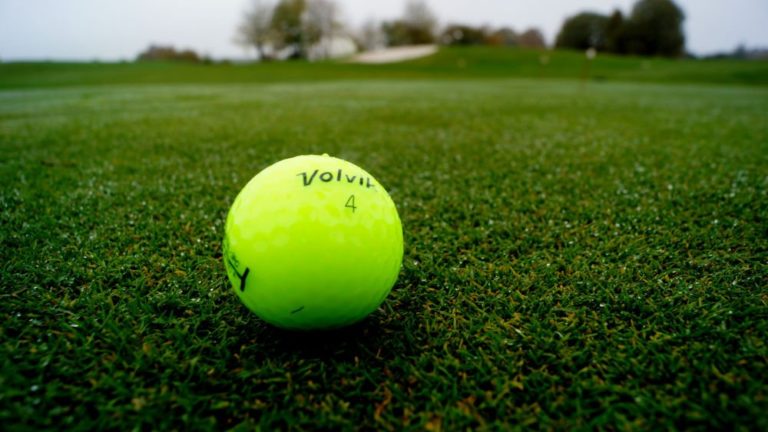 volvik neongelb golfball 768x432 - Welcher Golfball passt zu meinem Spiel?